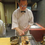 京味 もと井 - 鰻を焼く大将。