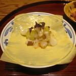 京味 もと井 - お造り ： 蛤の絵合わせの様な器に盛りつけられた 本鮪の黄身おろし、行者にんにく醤油に焼き海苔が散らしてあります。 併せて、平湯葉の上にモンゴイカの蕗ポン酢和えがのせられ 赤芽紫蘇が散らしてあります。こちらは 湯葉で包んで美味しくいただきます。