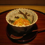 京味 もと井 - 温物 ： 貝のお出汁のなかに ホタテとシロミル貝を使った貝の真丈を取り囲むように 淡いグリーンが美しい菜の花の餡かけに 桜海老の桜色の素揚げがよく似あいます。上には炒り玉を振ってあります。