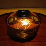 京味 もと井 - 椀物 ：よもぎ麩、新牛蒡が使われ、シャトーブリアンの上に 叩いたワラビ、うるい、山椒の葉が添えられています。表面には綺麗な脂が輝いています。