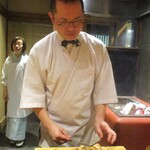 京味 もと井 - 焼きあがった のどぐろ の金串を抜く大将。