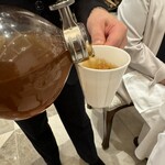 リストランテASO - ポルチーニのスープをサイフォンで煮出して、全てのお客様へ丁寧に注ぐ。すごい。