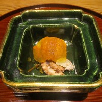 京味 もと井 - 先付 ： 飯蛸含め煮に花山葵を散らし、そのうえにホワイトアスパラの黄身酢がけに雲丹がのせられています。