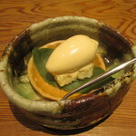 京味 もと井 - 水物 ： 桜アイスと桜餅最中。 最中に桜の葉を敷いて、サックらの塩漬けを入れたアイスクリームの最中です。最中の皮がパリッ！ 桜のアイスクリーム美味ッ！