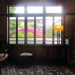 京味 もと井 - 待合室の光景。