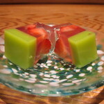 京味 もと井 - 茶菓子 ： 摘みたてのイチゴで作った苺茶巾です。 緑の部分は うすい豆と白い餡を混ぜた うすい餡の羊羹。