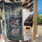 ウドンゴヤ - 出口に置いてあった出汁専用の自販機。思わず二度見するほどのラインナップに不意をつかれてしまい、ビックリした。