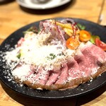 洋食 おがた - ローストビーフを追加した贅沢サラダ