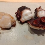 すしやのたい悟 - 左・本ミル貝/右・真蛸の塩煮と本山葵 