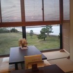 魚羨 - 座敷席海を眺めながら食事を楽しめます