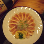 びすとろ風見鶏 - 料理写真:地鶏の胸肉の皮をはいで軽く焼きを入れてスライス致しました。薬味とともに召し上がりください。