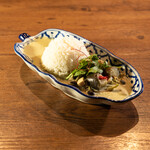 ココナッツたっぷり　クセになると評判の ♪グリーンカレー♪