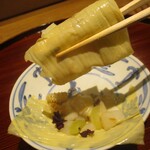 京味 もと井 - お造り ： 蛤の絵合わせの様な器に盛りつけられた 本鮪の黄身おろし、行者にんにく醤油に焼き海苔が散らしてあります。 併せて、平湯葉の上にモンゴイカの蕗ポン酢和えがのせられ 赤芽紫蘇が散らしてあります。こちらは 湯葉で包んで美味しくいただきます。