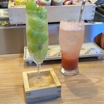 酒とくし おっとっと - 左がフルーツスパークリング、右があまおうサワー