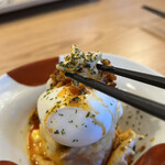 酒とくし おっとっと - おっとっとのポテトサラダ、お菓子のおっとっとが乗ってる