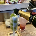 酒とくし おっとっと - 左がフルーツスパークリング、右があまおうサワー
