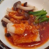 銀座アスター 本店 - 『白身魚』『小松菜』『キノコ』を蒸し、ミートソース和え！『白身魚』とミートソースって、結構合うのね～(・。・;