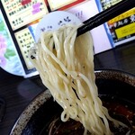 中華麺房 東龍 - ほのかな酸味ある漬け汁に浸してからの麺リフト⤴️　シッカリ☆スープを絡めて旨しლ(´ڡ`ლ)