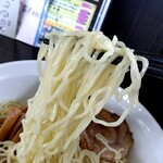 中華麺房 東龍 - 麺リフト⤴️東龍さん自慢の細麺がお箸の下でピｯカピカ✨