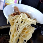 中華麺房 東龍 - 漬け汁チャーシューを絡めて麺リフト⤴️旨し(๑´ڡ`๑)