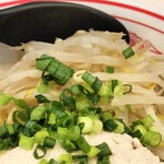 蒙古タンメン中本 - モヤシと小ネギ
