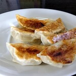 中華麺房 東龍 - 「焼餃子」着皿＼(^o^)／　良い色目で焼かれた餃子は熱々ジューシー♥
