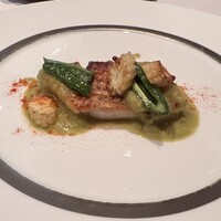 ボンシィク - 真鯛のポアレ　ヤングコーンと万願寺とうがらし　ソースは万願寺とうがらしとライム　だったかな？