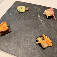 ボンシィク - アミューズ　左上から時計回りに穴子の燻製、水なすと生ハム、明石ダコのカルパッチョ、ミートキッシュ　だったかな？