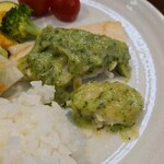 キッチン ブルー グローブ - ポワレをカット、ソースはシフト