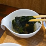 キッチン ブルー グローブ - 具沢山なわかめスープ