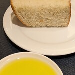 キハチ - フォカッチャ、オリーブオイル