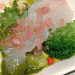 キハチ - 真鯛とキウイのカルパッチョ　青胡椒ドレッシングとグリーンソース