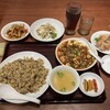 四川料理 龍の子 - ザーサイと葱和え、大根の醤油漬け、五目チャーハン、松山どり唐揚げ(3個)、麻婆豆腐(ハーフ)、黒烏龍茶