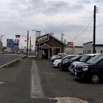 中華麺房 東龍 - お昼時は駐車場も満車になる人気な「中華麺房東龍」さんです(*^_^*)v