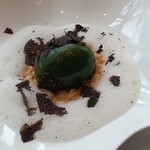 フィリップ・ミル 東京 - トマトとイカのリゾットにトリュフを削ってかける