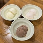 炭火焼肉ホルモンさわいし - バニラアイス
      ベルギーチョコアイス
      紅ほっぺストロベリーアイス