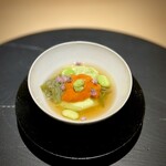 257827158 - ■茶豆豆腐　蓴菜　馬糞雲丹
                    蓴菜は秋田、馬糞雲丹は利尻です。
                    見た目からお味の想像が付くお料理ですが、それでも美味。