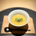 257827162 - ■すっぽんの茶碗蒸し
                    鼈のお味が強すぎず、とてもいい塩梅の味付けです。
                    芽葱も絶妙なアクセント。