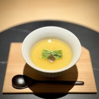 東山無垢 - ■すっぽんの茶碗蒸し
                鼈のお味が強すぎず、とてもいい塩梅の味付けです。
                芽葱も絶妙なアクセント。