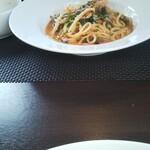 ラ ビストリア - 甘エビとほうれん草のトマトソース  リングイネ。
      