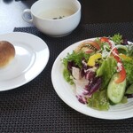 ラ ビストリア - 豪華過ぎる前菜から変更していただいたサラダ、ジャガイモのポタージュ、 ミルクパン。