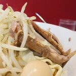 ラーメン二郎 - 豚の厚み