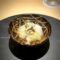 東山無垢 - ■鱧と松茸のお椀
                鱧は淡路から。もう、吸い地が清々しい♪
                鱧と松茸の組み合わせは今年初めてですが、これは、しみじみ美味しい。
