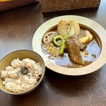 バルバルキッチンアメリ - ランチ：タンシチュー(¥2,100)
      またちょっと値上げしてついに二千円越え⁉︎
      たが、この金額でも十分に見合う満足度の高い一皿。