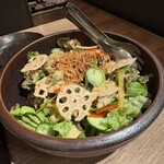 炭焼喰人 - オリジナルのサラダ｡ 揚げたレンコンと玉ねぎの食感楽しく､ドレッシングも美味しい｡