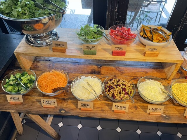 ランチサラダバーとハンバーガー』by おかわり自由が大好き : J.S.