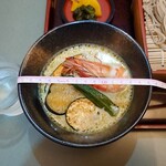 そば処千歳 - 夏野菜のグリーンカレーざる_1430円　直径15cm
