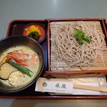 そば処千歳 - 夏野菜のグリーンカレーざる_1430円　配膳時の画像
