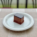 カフェ アルカンシェル - チョコレートムース＠ショコラグラサージュされたナッツ入りのチョコムース、ショコラジェノワーズ、お酒の香りがポイント