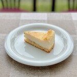 カフェ アルカンシェル -  ベイクドチーズケーキ＠しっとりスフレチーズ。底は柔らかいクッキーフィリング